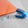 Kép 3/4 - Tűzőgép 15lap, 24/6, mini Bluering® M322 világoskék test